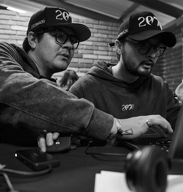Equipo creativo de DE2070 en acción.